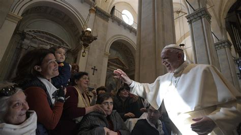 Ringkuss in Loreto: Des Papstes rote Schuhe.